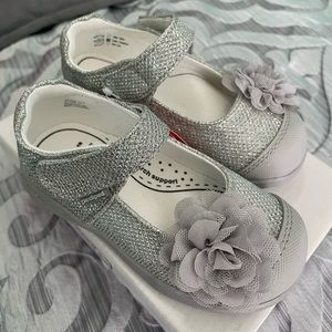 Pediped Evangeline Silver Toddler girl dress shows. Size 7.5-8, EU 24